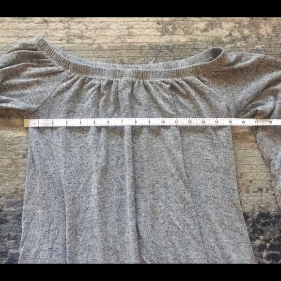 Hollister off the shoulder tops size Medium - Picture 2 of 6